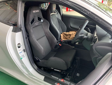 TOYOTA�@GR�����X�@GXPA16�i2022�N�j�@�Ɂ@RECARO�i���J���j�@SR-7�@GU100H�@BK�@����