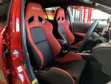 TOYOTA�@�J���[���X�|�[�c�@MZEA12H�i2023�N�j�@�Ɂ@RECARO�i���J���j�@SR-7�@GU100H�@RED�@�~���E�@����