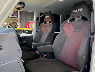 TOYOTA�@�����h�N���[�U�[70�@3DA-GDJ76W�i2024�N�j�@�Ɂ@RECARO�i���J���j�@SR-C�@BK100H�@A/R�@BK/RED�@�V�[�g�q�[�^�[�t���@�~���E�@����