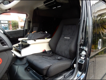 RECARO�i���J���V�[�g�j�@TOYOTA�@�n�C�G�[�X200�n�Ƀ��J���@�G���S���hMV�@BK�@�~2�r�@����