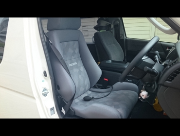 RECARO�i���J���V�[�g�j�@TOYOTA�@�n�C�G�[�X�@�Ƀ��J���@�G���S���hD�@�O���C�@����