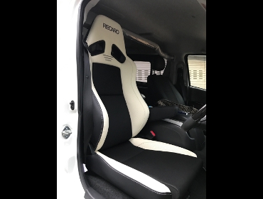 TOYOTA�@�n�C�G�[�X200�n�Ɂ@RECARO�i���J���jSR-7F�@Lassic �����U�[�@A/R�t���@����