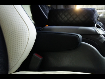 TOYOTA�@�n�C�G�[�X�@200�n�@�Ɂ@RECARO�i���J���j�@SR-7F�@Lassic�@���@�A�[�����X�g�t���@����