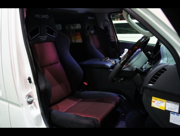 RECARO�i���J���V�[�g�j�@TOYOTA�@�n�C�G�[�X�@200�n�@5�^�@�i���[�@�f�B�[�[���i2018�N�j�@�Ɂ@RECARO�i���J���j�@SR-7F�@GK100�@BK/RED�@�~���E�@����