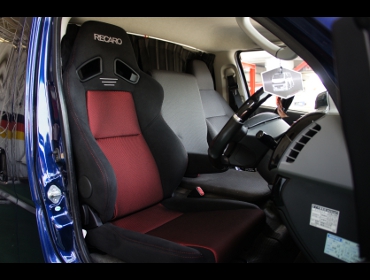 TOYOTA�@�n�C�G�[�X�@�t�����g3�l�|���@�Ɂ@RECARO�i���J���j�@SR-7F�@GK100�@BK/RED�@����