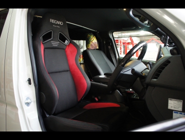 TOYOTA�@200�n�n�C�G�[�X�@�Ɂ@RECARO�i���J���j�@SR-7F�@����@�A�h�o���X�G�G�f�B�V�����@RED�@�A�[�����X�g�t���@����