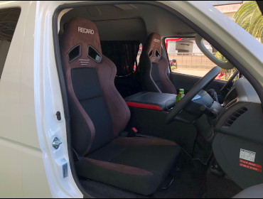 TOYOTA�@200�n�n�C�G�[�X�@�O�����h�L���r���@4�^�iF2�l�|���j�@�Ɂ@RECARO�i���J���j�@SR-7F�@GU100H�@�u���E���@�V�[�g�q�[�^�[�t���@�~���E�@����