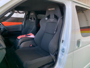 TOYOTA�@200�n�n�C�G�[�X�@7�^�@�f�B�[�[���@�i���[�i2022�N�j�@�Ɂ@RECARO�i���J���j�@SR-7F�@GK100�@BK/BK�@�~���E�@����