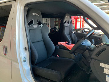 TOYOTA�@200�n�n�C�G�[�X�@7�^�@�f�B�[�[���@�i���[�i2022�N�j�@�Ɂ@RECARO�i���J���j�@SR-7F�@GK100�@BK/BK�@�~���E�@����