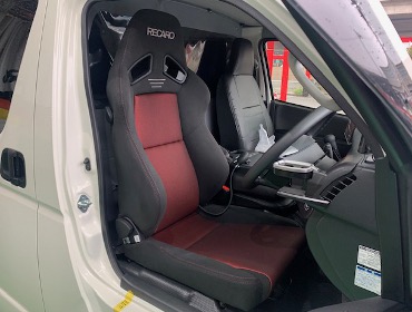 TOYOTA�@�n�C�G�[�X�@200�n�@6�^�i���[�f�B�[�[���@�Ɂ@RECARO�i���J���j�@SR-7F�@GK100�@BK/RED�@����