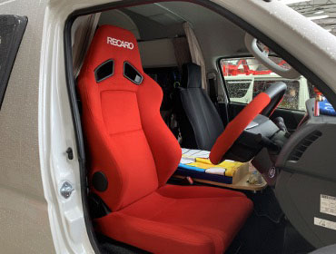 TOYOTA�@�n�C�G�[�X�@6�^�@���C�h�@�K�\�����@�Ɂ@RECARO�i���J���j�@SR-7F�@KK100�@RED�@����