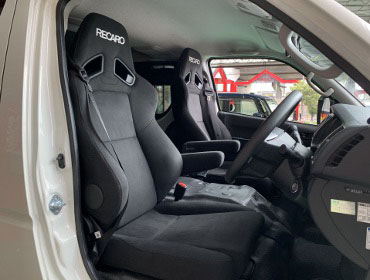 TOYOTA�@�n�C�G�[�X�@�i���[�o��DX�@7�^�i2022�N�j�@�Ɂ@RECARO�i���J���j�@SR-7F�@KK100�@BK�@A/R�@�~���E�@����