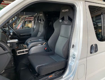 TOYOTA�@�n�C�G�[�X�@7�^�i2023�N�j�@�Ɂ@RECARO�i���J���j�@SR-7F�@GK100�@BK/SIL�@�~���E�@����