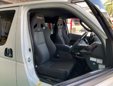 TOYOTA�@�n�C�G�[�X�@7�^�i2023�N�j�@�Ɂ@RECARO�i���J���j�@SR-7F�@GK100�@BK/SIL�@�~���E�@����