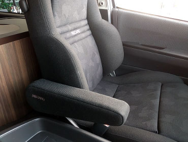 TOYOTA�@�n�C�G�[�X�@7�^���C�h�K�\�����i2024�N�j�@�Ɂ@RECARO�i���J���j�@�I���\�y�hAN220HV�@�u���b�N�@�A�[�����X�g�t���@�~���E�@����