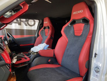TOYOTA�@�n�C�G�[�X�i2024�N�j�@�Ɂ@RECARO�i���J���j�@SR-C�@UT100�@A/R�@RED�@�~���E�@����