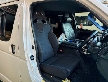 TOYOTA�@�n�C�G�[�X�i2024�N�j�@�Ɂ@RECARO�i���J���j�@SR-C�@BK100H�@A/R�@BK/�u���[�@����