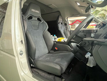 TOYOTA�@�n�C�G�[�X�@3DF-GDH223B�i2024�N�j�@�Ɂ@RECARO�i���J���j�@SR-C�@UT100H�@BK�@�V�[�g�q�[�^�[�t���@�~���E�@����