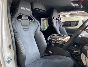 TOYOTA�@�n�C�G�[�X�@7�^���C�h�K�\�����i2024�N�j�@�Ɂ@RECARO�i���J���j�@SR-C�@UT100H�@A/R�@BK�@�V�[�g�q�[�^�[�t���@�~���E�@����