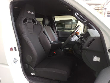 TOYOTA�@�n�C�G�[�X�@TRH200�i2022�N�j�@�Ɂ@RECARO�i���J���j�@SR-C�@BK100�@A/R�@BK/BK�@���ʃV���[�g�J�b�g���H�@����