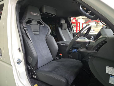 TOYOTA�@�n�C�G�[�X�i2022�N�j�@�Ɂ@RECARO�i���J���j�@SR-C�@UT100�@A/R�@BK�@����