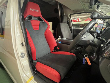 TOYOTA�@�n�C�G�[�X�@3BF-TRH200K�i2025�N�j�@�Ɂ@RECARO�i���J���j�@SR-C�@UT100H�@A/R�@RED�@�V�[�g�q�[�^�[�t���@����