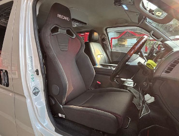 TOYOTA�@�n�C�G�[�X3�^�i2012�N�j�@�Ɂ@RECARO�i���J���j�@SR-C�@BK100H�@BK/RED�@�V�[�g�q�[�^�[�t���@�A�[�����X�g�t���@����