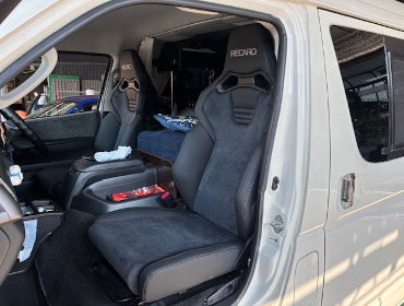 TOYOTA�@�n�C�G�[�X�i2011�N�j�@�Ɂ@RECARO�i���J���j�@SR-C�@UT100�@A/R�@BK�@�~���E�@����