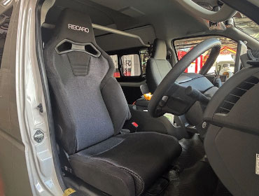 TOYOTA�@�n�C�G�[�XDX�@�t�����g2�l�|���@3DF-GDH226K�i2024�N�j�@�Ɂ@RECARO�i���J���j�@SR-C�@BK100�@A/R�@BK/SIL�@����