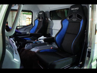 MITSUBISHI�@FUSO�@�L�����^�[���C�h�@FEB8�@�Ɂ@RECARO�i���J���j�@SR-7F�@����@�A�h�o���X�G�f�B�V�����u���[�@�V�[�g�q�[�^�[�t���@�~���E�@����