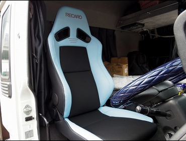 ISUZU�@�M�K�i�G�A�T�X�V�[�g�ԁj�@�Ɂ@RECARO�i���J���j�@SR-7F�@Lassic�@���F�@�A�[�����X�g�t���@����
