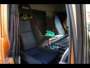 NISSAN�@�N�I���@�g���[���[�w�b�h�@�Ɂ@RECARO�i���J���j�@SR-7F�@GK100�@BK/BL�@�A�[�����X�g�t���@����